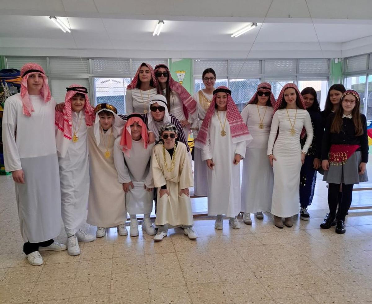 Alumnos disfrazados del país Arabia Saudí en el Sagrada Familia. | FIRMA