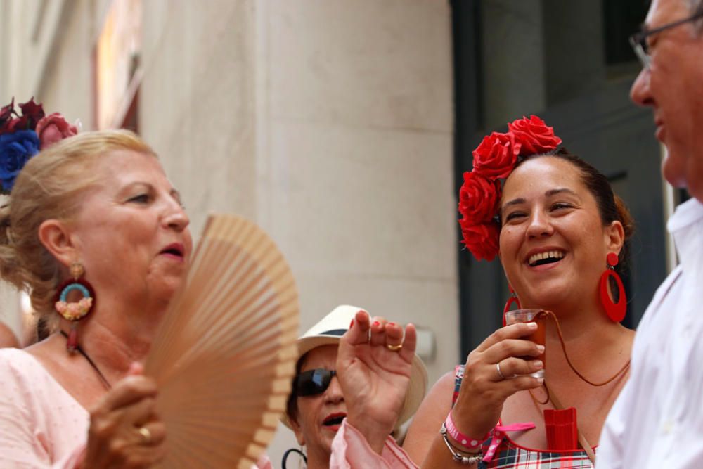 La Feria de Málaga cumple una semana de fiesta. Este miércoles, a pesar de los cielos encapotados y la sensación de bochorno, miles de personas se divierten por las calle del Centro Histórico de Málaga, en un ambiente quizá algo más desahogado de gente que otros días