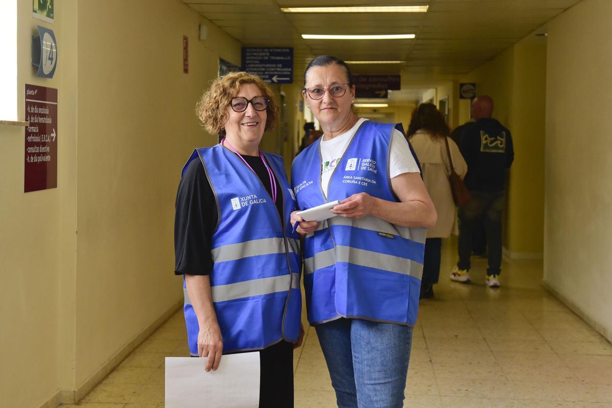 Maxi Costa Chans, a la izquierda, y María Teresa Veiro Pouso, durante una mañana de voluntariado en el área de Consultas Externas del Hospital Universitario de A Coruña (Chuac).