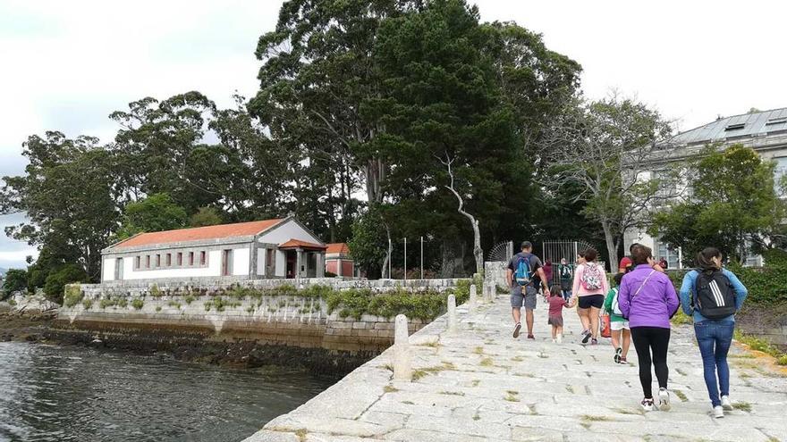 Llegada de pasajeros a la Isla de San Simón. // P. González