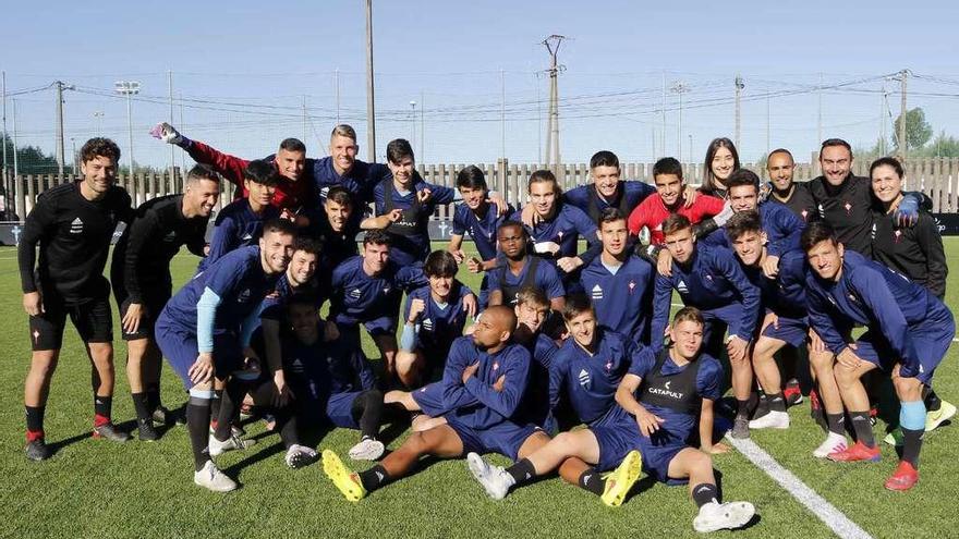 La plantilla y el cuerpo técnico del Celta juvenil posan tras finalizar el último entrenamiento antes de comenzar la Copa de Campeones. // Alba Villar