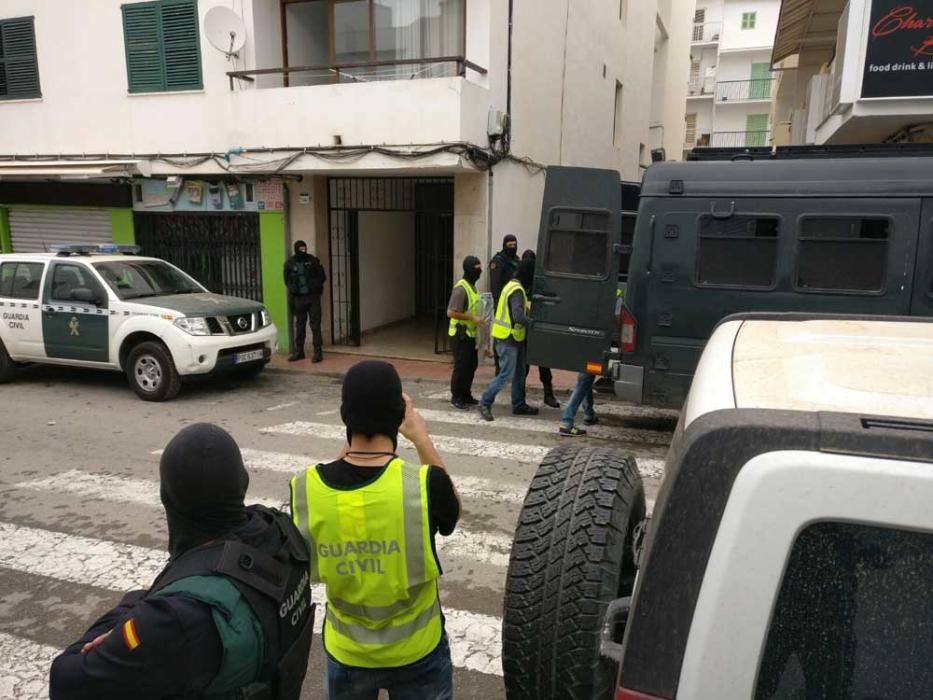 Agentes durante el registro de la primera de las viviendas en la calle Cervantes.