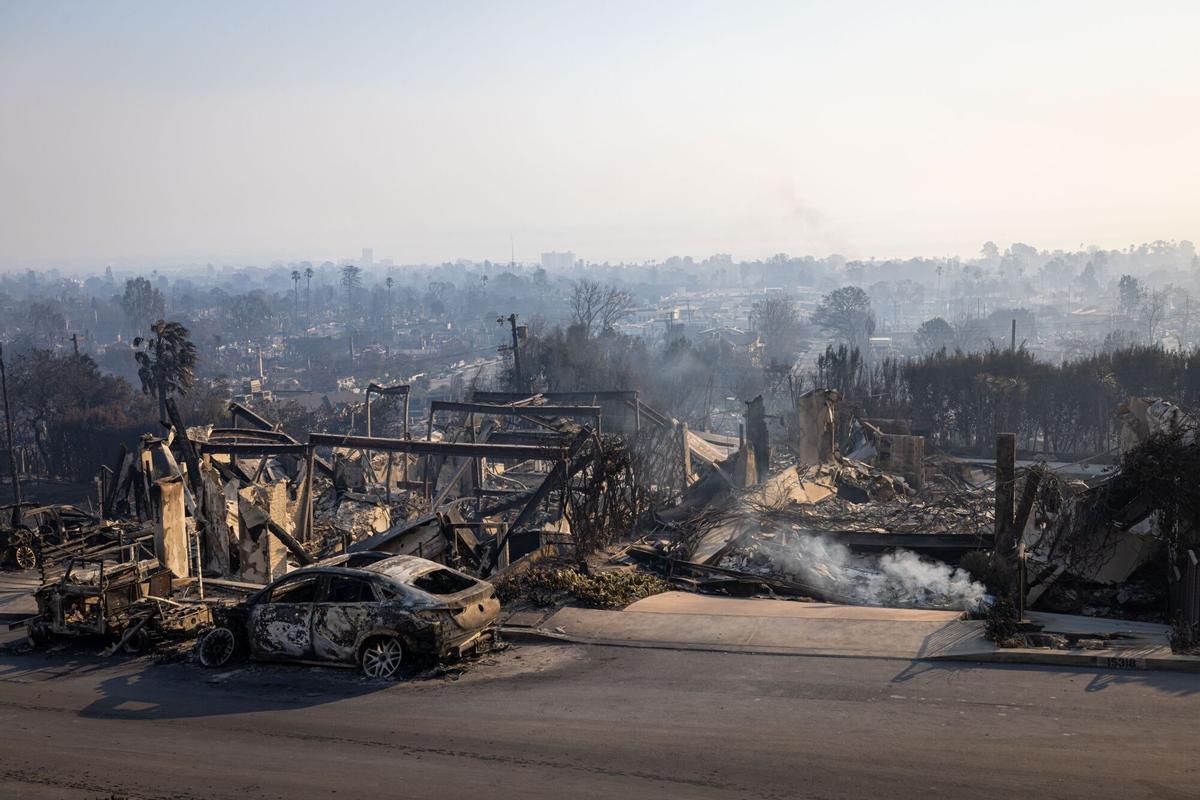 Devastación en las calles de Los Ángeles tras el fuego