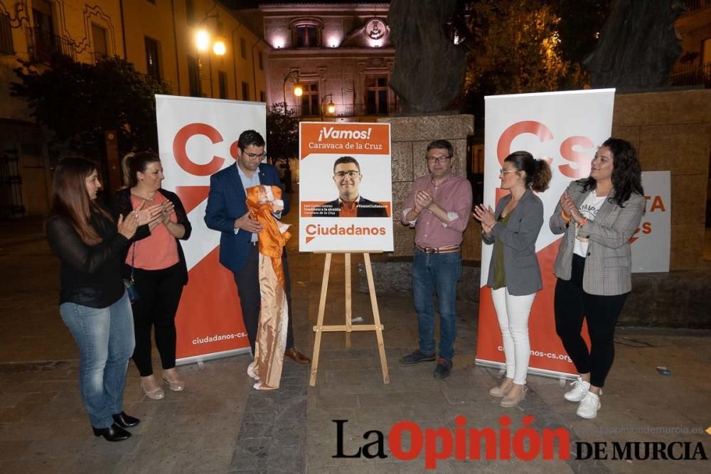 Pegada de carteles en Caravaca