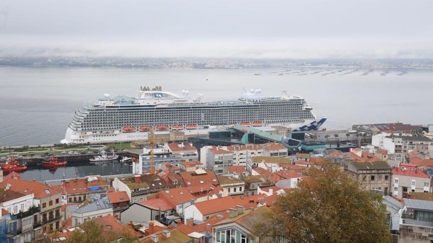 Más de 3.000 cruceristas llegan a Vigo a bordo del «Sky Princess»