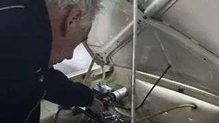 Tino Manjoya, el piloto, mecánico y preparador de coches con un taller en Oviedo que ya va por la tercera generación: "Empecé con un carro de rodamientos con el que gastamos las aceras de Buenavista"