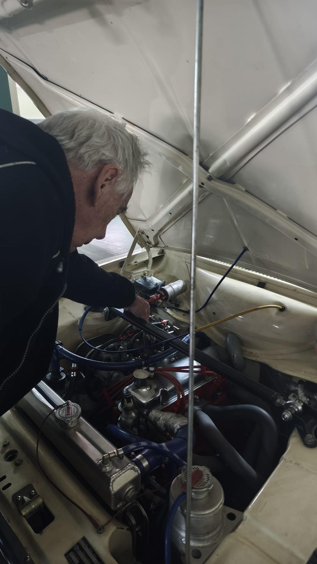 Tino Manjoya mima el motor  de un Ford deportivo de época.