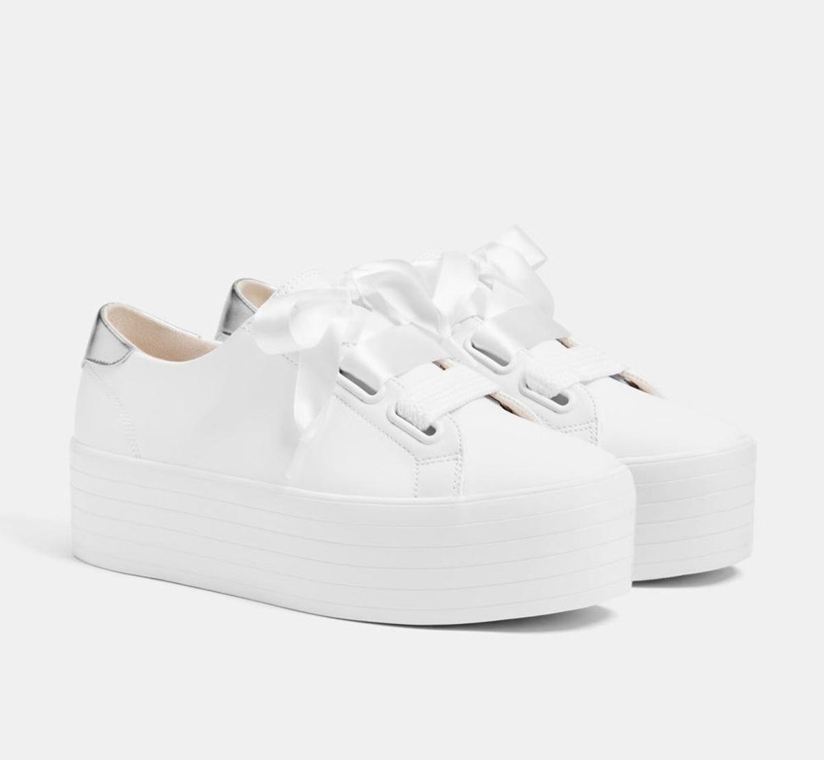 Zapatilla plataforma cordones XL de Bershka (Precio: 9,99 euros)