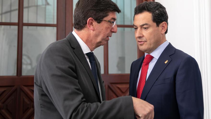 El vicepresidente de la Junta, Juan Marín (Ciudadanos), y el presidente de la Junta, Juanma Moreno (PP), han sacado adelante su primer presupuesto.