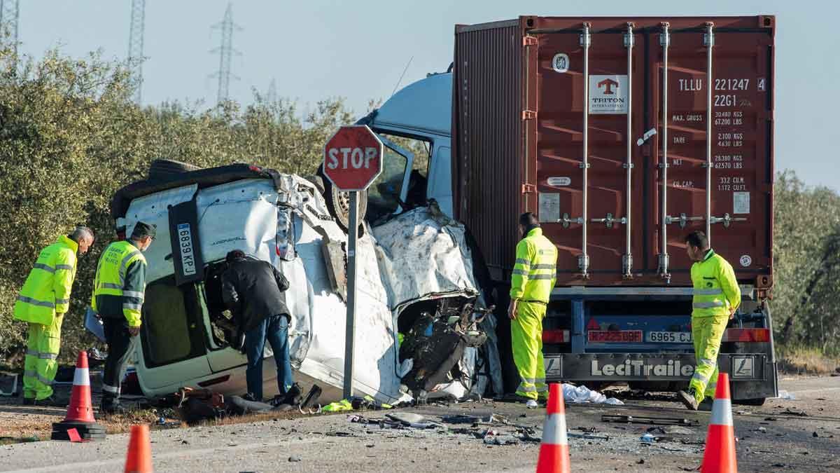 Mueren cinco operarios al chocar un camión y su furgoneta en Utrera (Sevilla).