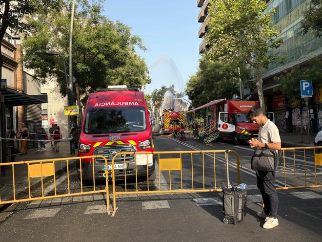 Las llamas siguen en la plaza de Sants de Barcelona