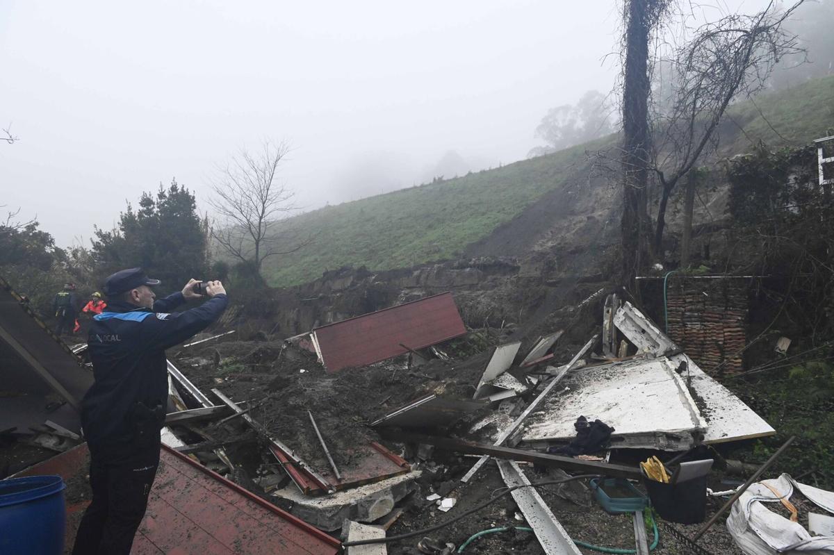 Un desprendimiento en la Autovía do Morrazo sepulta una vivienda en Moaña y deja un vecino herido