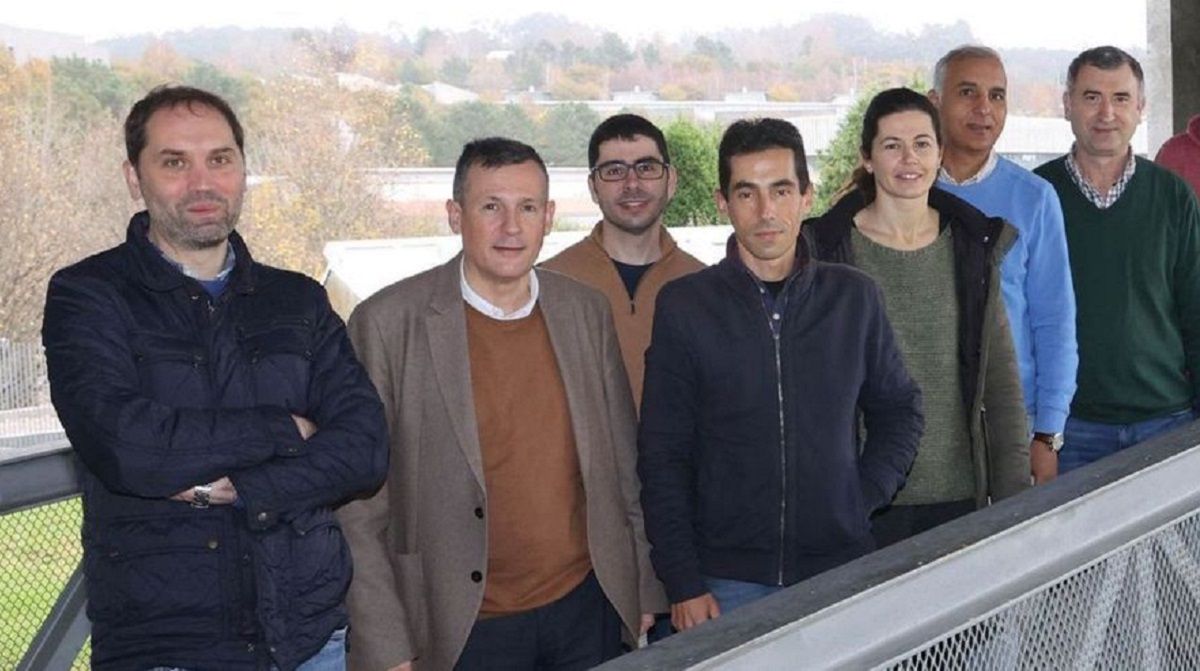 Antonio Riveiro y Juan Pou (1º y 2º por la izq.), con el resto de miembros del grupo LaserOn, en el Cintecx, en el campus.