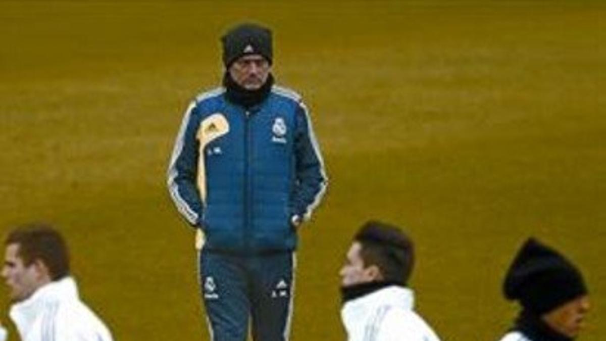 Mourinho sigue los ejercicios de sus jugadores en el entrenamiento de ayer del Madrid.