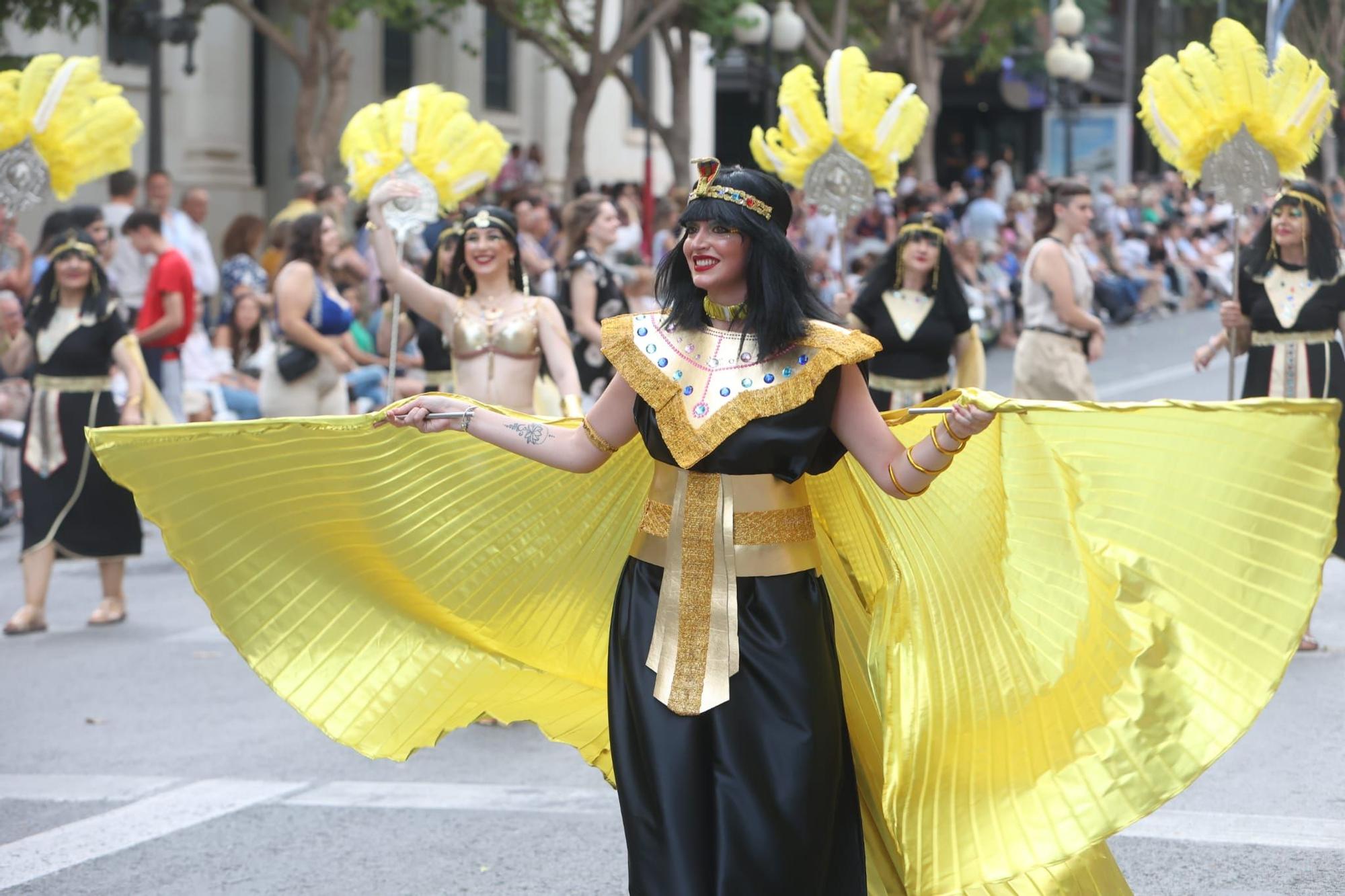 Las 89 hogueras y 20 barracas inundan las calles de Alicante con el tradicional desfile del Ninot