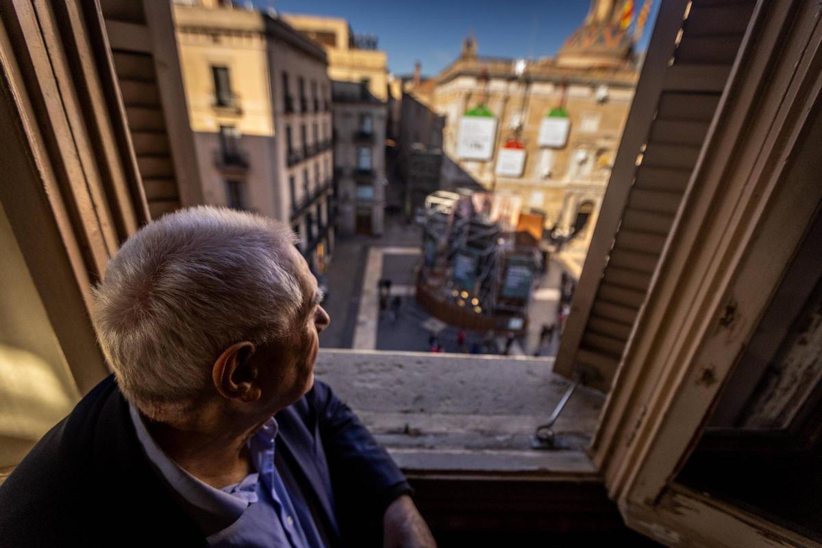 Maragall, en el despacho desde el que siguió el 23-F con su hermano Pasqual, entonces teniente de alcalde de Narcís Serra.