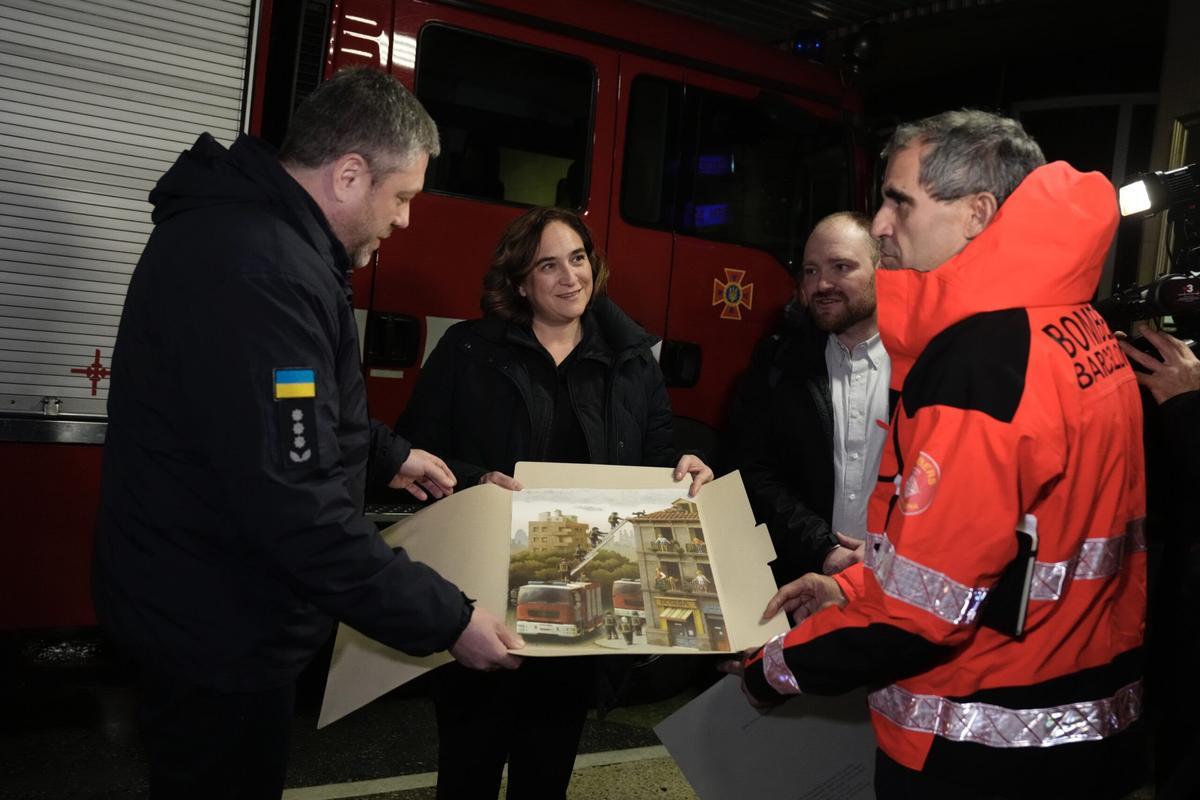 El jefe de Emergencias de Kiev, Serhiy Kravchenko, a la izquierda; Colau y el jefe de Bomberos de Barcelona, Sebastià Massagué.