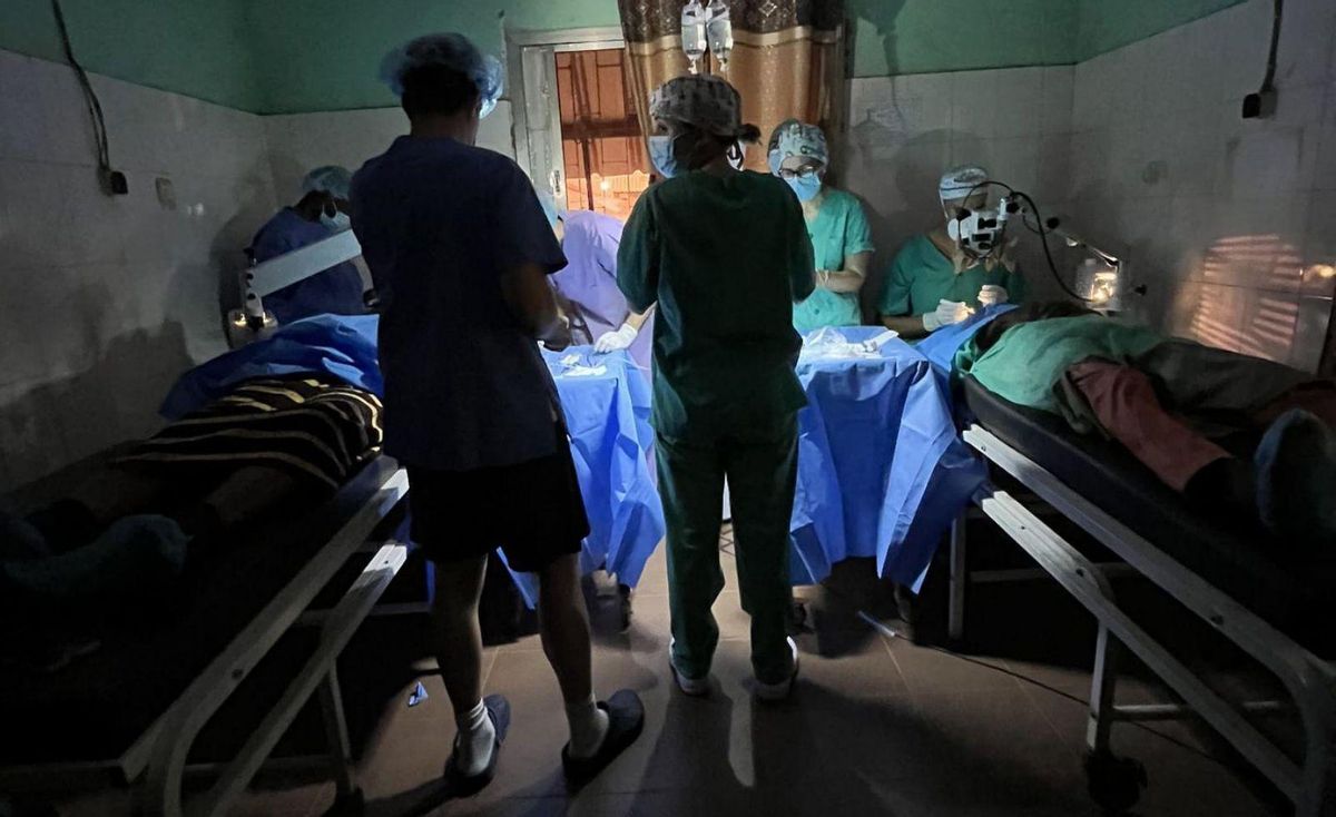 Arriba, los sanitarios asturianos. Debajo, durante una cirugía en un quirófano improvisado que sufre un apagón. | f. rodríguez | LNE