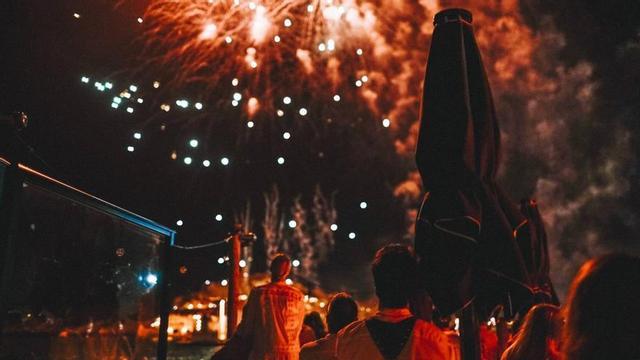 Los fuegos artificiales se lanzarán a medianoche. | | MARINA IBIZA