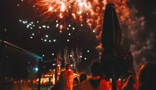 Comer, brindar y disfrutar de los fuegos artificiales en Marina Ibiza
