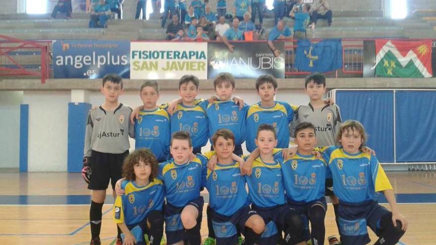 La selección asturiana benjamín de fútbol sala, en San Javier (Murcia).