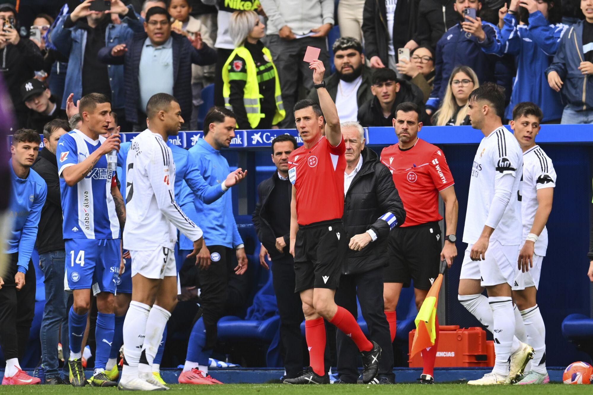 Soto Grado expulsó a Mbappé durante el Alavés-Real Madrid.