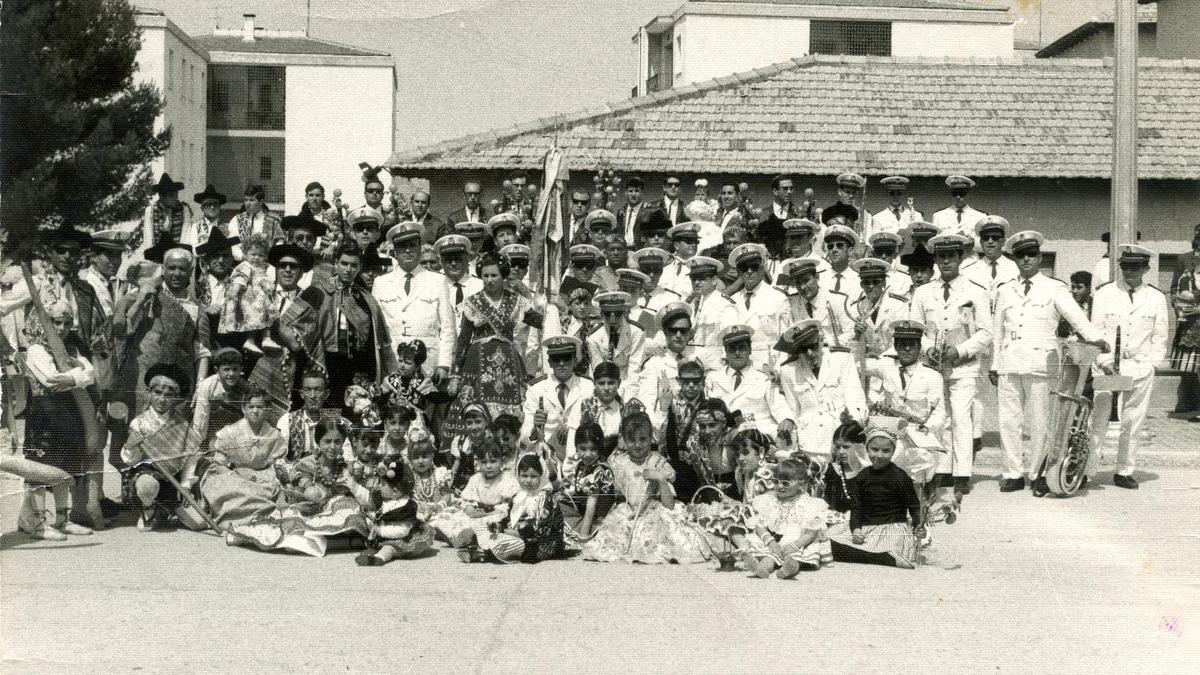 El día de San Bonifacio de 1966, la comparsa y la banda de música de Torralba de Calatrava en la Explanada.