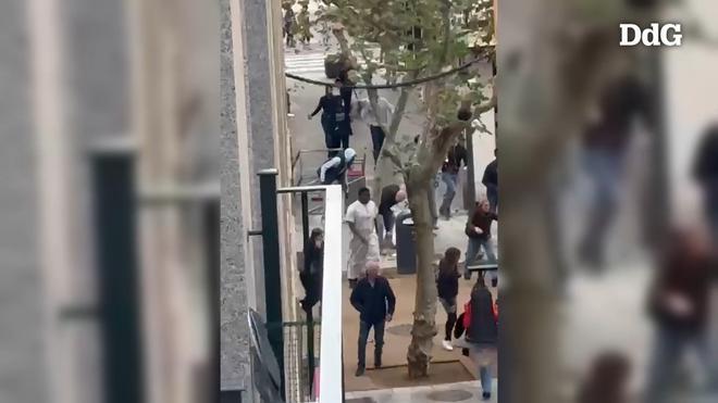 Vídeo | Apallissen un home a Blanes després que gairebé latropellessin i ell els ho recriminés