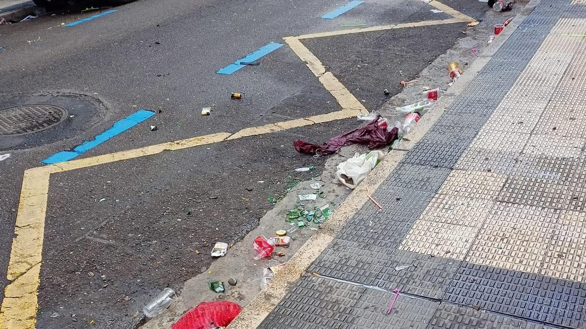 Así amanece la calle Fita todos los fin de semana tras acoger botellones.