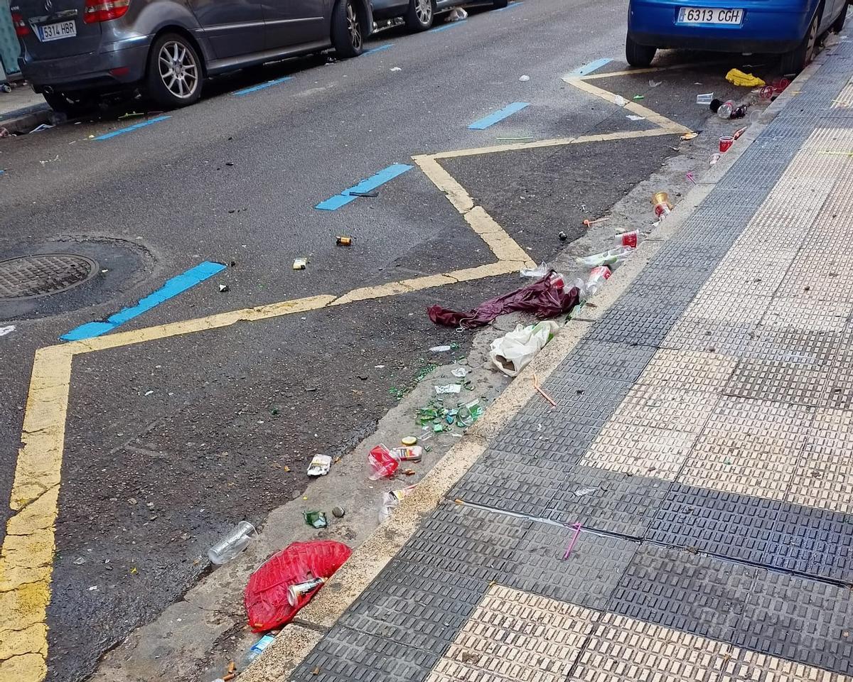 Así amanece la calle Fita todos los fin de semana tras acoger botellones.