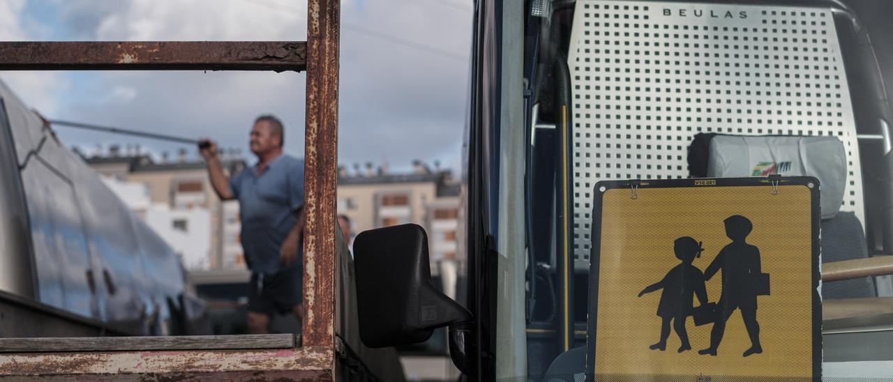 Los trabajadores aprovecharon el paro del pasado lunes para limpiar las guaguas de transporte escolar.