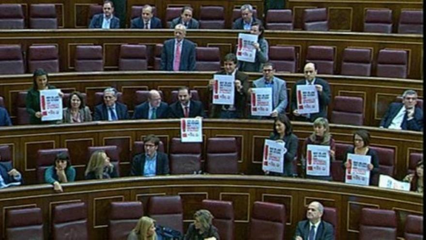 Huelga general: Diputados socialistas muestran carteles de la huelga