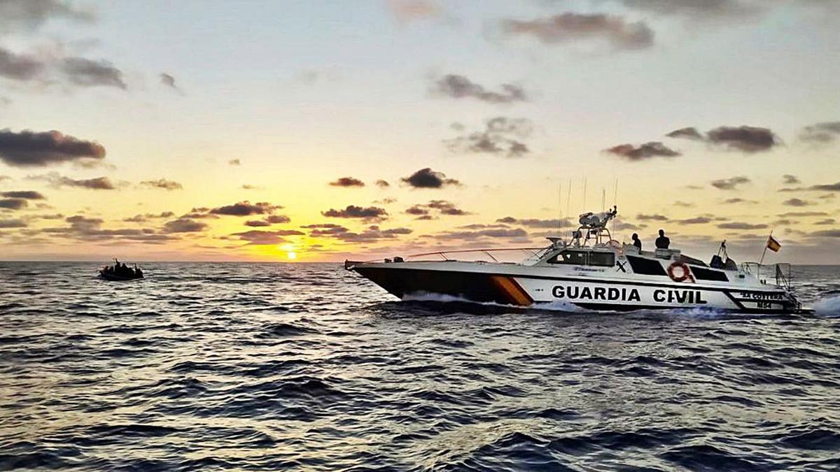 La Guardia Civil interceptó este lunes una patera en Cabrera con 18 personas a bordo.