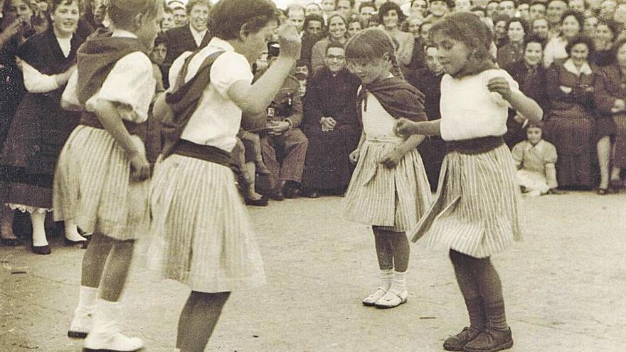 Niñas bailan en la plaza, en 1954.