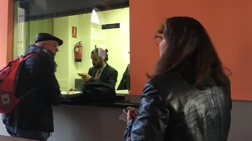 Usuaris comprant bitllets a la nova finestreta de l&#039;estació de Puigcerdà