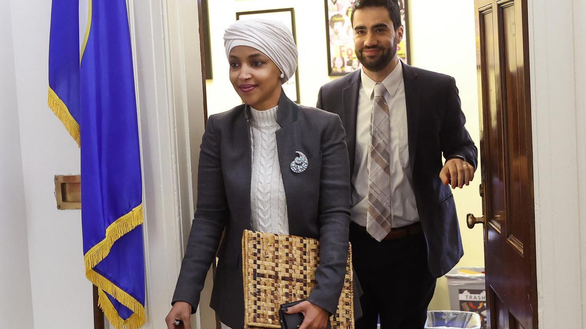 La congresista demócrata Ilhan Omar sale de su despacho en el Congreso, este jueves en Washington.