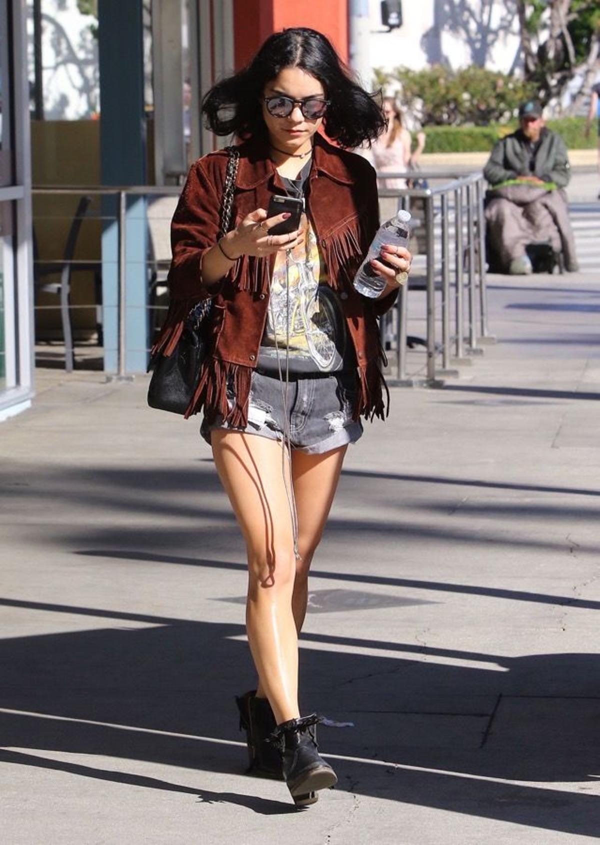 Vanessa Hudgens con su teléfono móvil