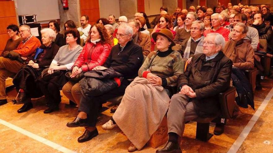 El público asistió a la presentación del último libro de Benito Fernández sobre Ferlosio. // José Lores