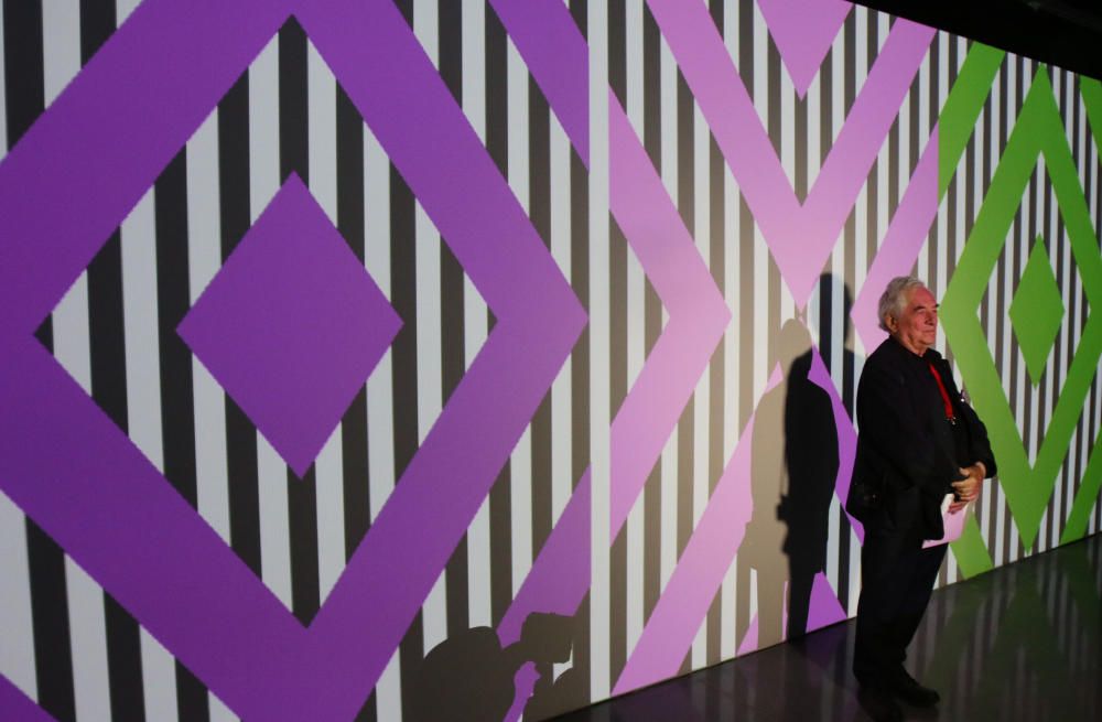 Daniel Buren, creador de la obra que ha convertido al Cubo del puerto en el mayor símbolo de la Málaga cultural, propone un universo de proyecciones para redescubrir el centro malagueño