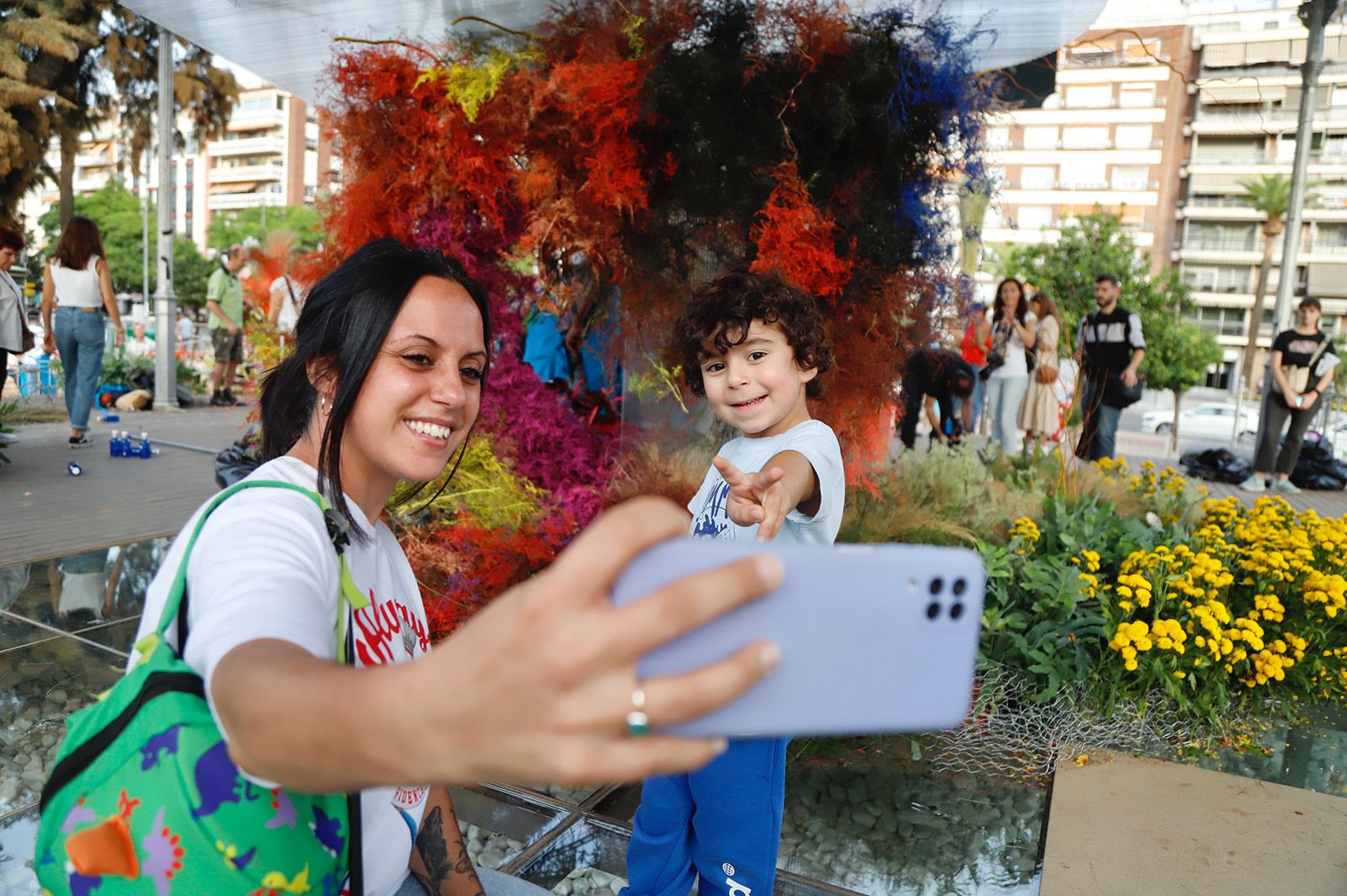 Flora se despide con la tradicional guerrilla floral y una performance de Carvento