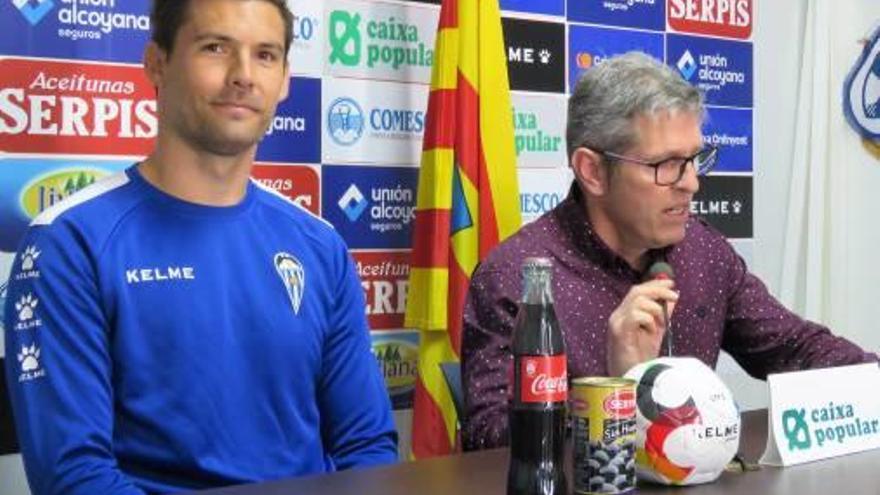 Mario Fuentes junto a Juan Serrano, ayer en la sala de prensa.