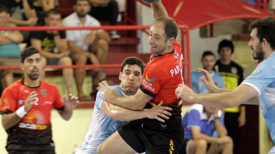 Pablo Sánchez se midió ayer a su exequipo, el Balonmán Cangas.