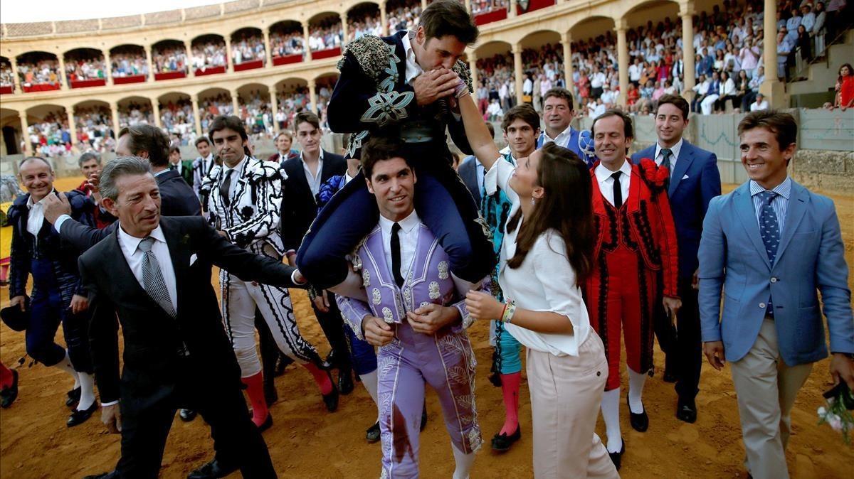 olerin39921838 spanish bullfighter francisco rivera  paquirri  kisses his d170902213053