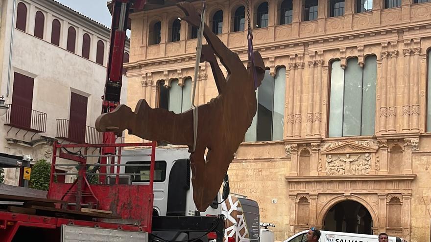 Xàtiva traslada la colosal escultura de Manuel Boix a la plaça del Trinquet