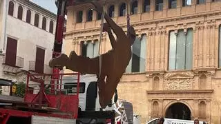 Xàtiva traslada la colosal escultura de Manuel Boix a la plaça del Trinquet