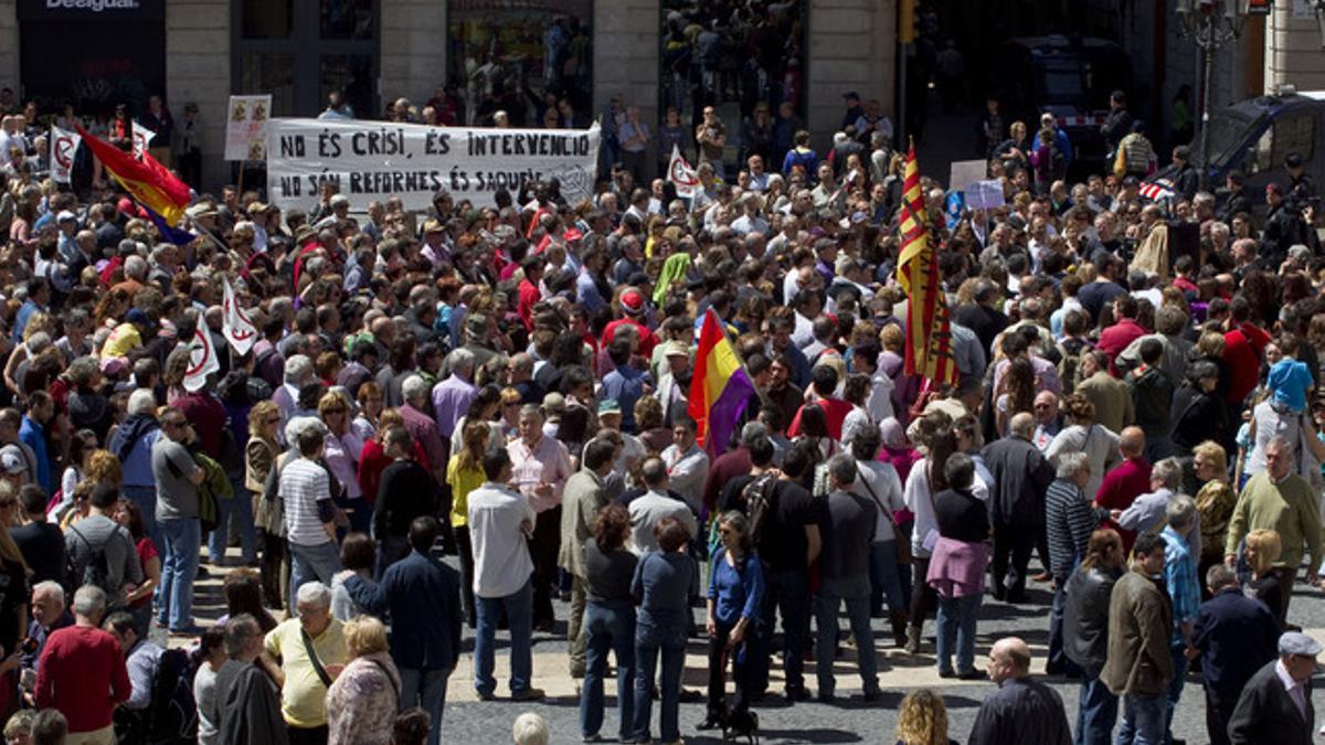 Cientos de ciudadanos protestan contra los recortes, en la plaza de Sant Jaume.