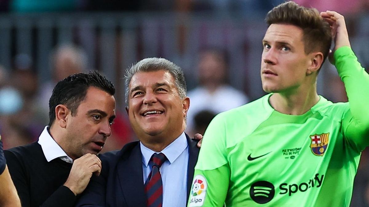 Xavi conversa con Joan Laporta junto a Ter Stegen durante los actos de despedida del Camp Nou