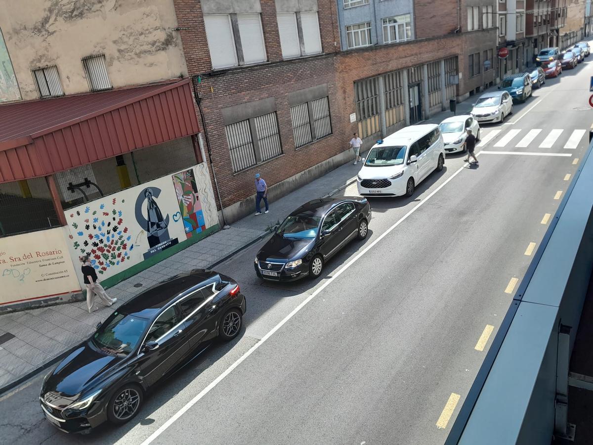 Retenciones en el carril en dirección a Oviedo por el centro de Sama, esta semana.