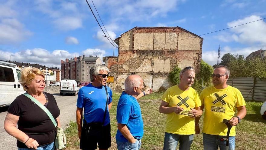 Los vecinos de El Puente, “escépticos” ante la nueva propuesta del Ayuntamiento de Langreo para el barrio