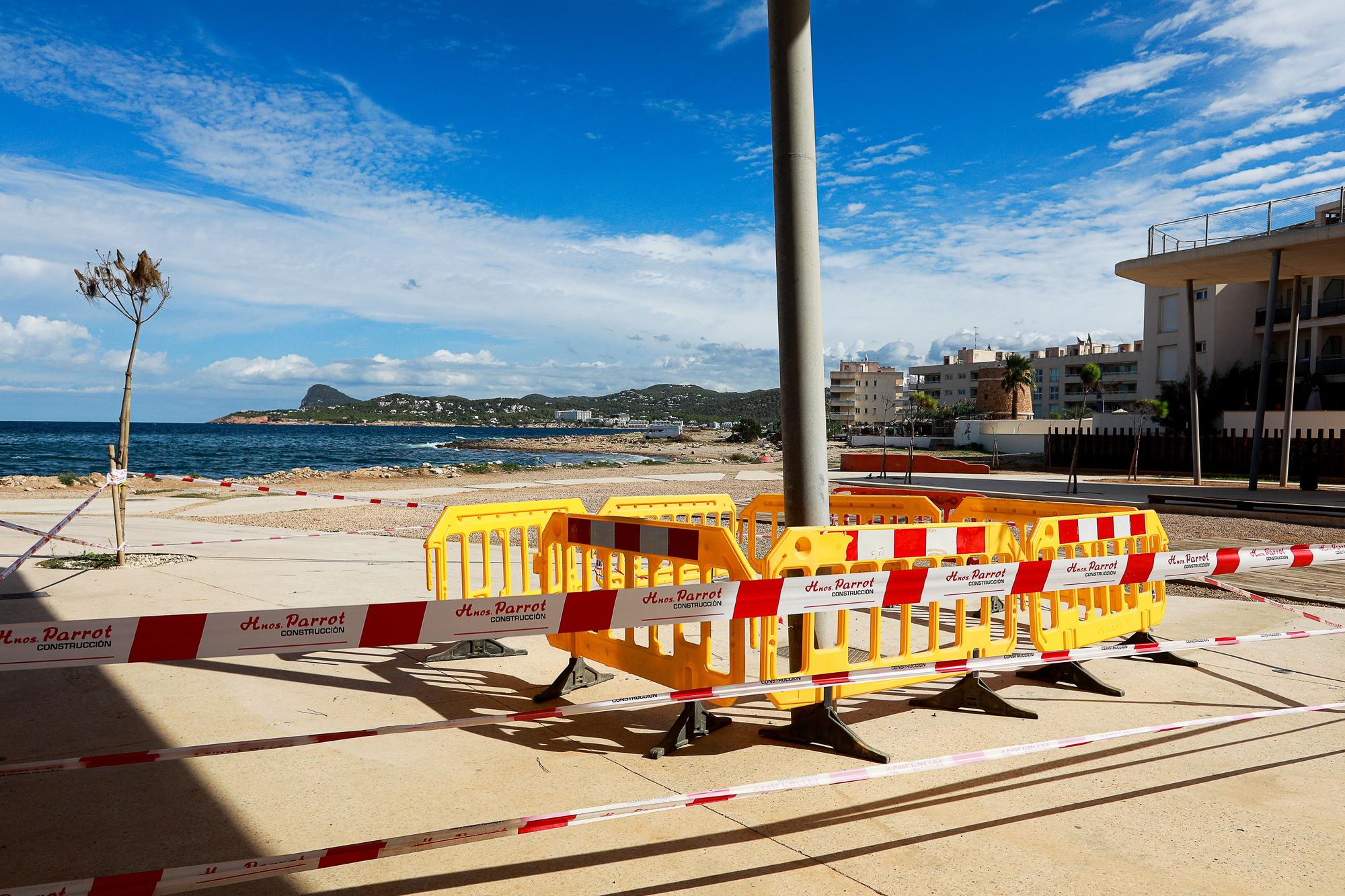 Las imágenes de las obras para sustituir la tubería que se rompió el pasado lunes en es Caló de s’Oli